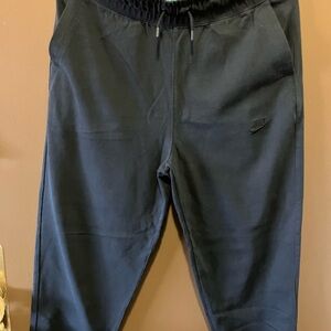 Nike Women’s black joggers w drawstring and pockets Size S